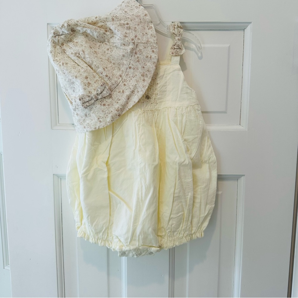 FAO Schwarz Ivory Romper w Matching Floral Hat Set